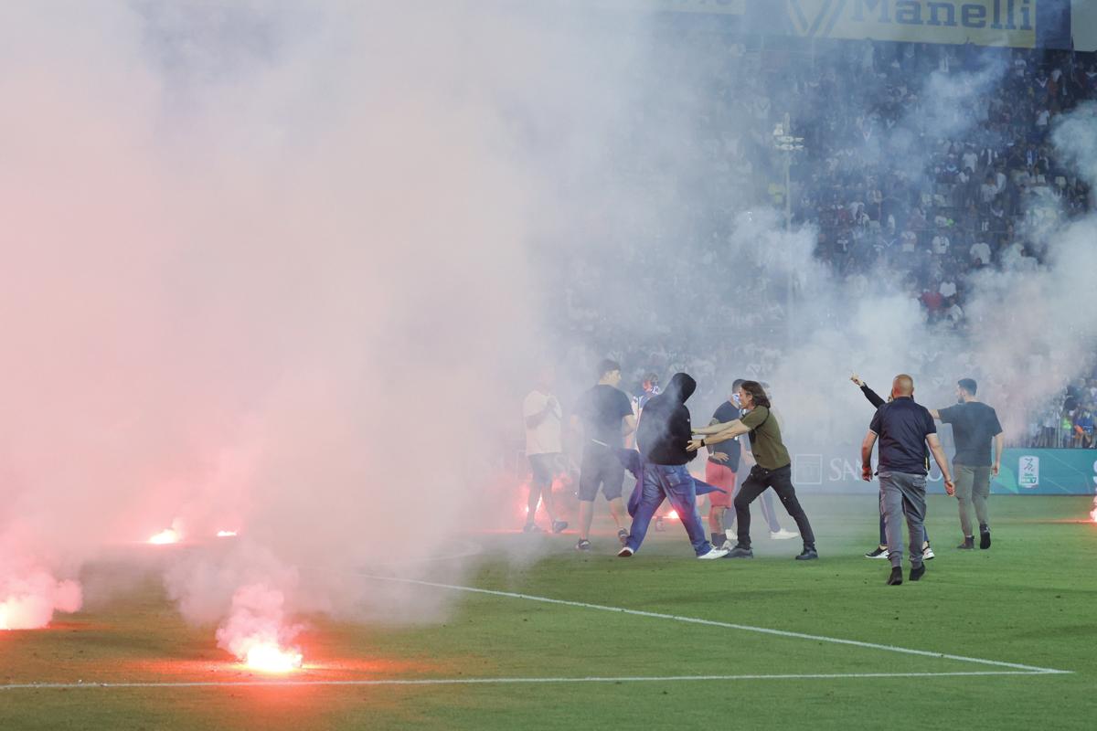 Brescia-Cosenza (foto Lapresse): disordini, invasione di campo e 8 poliziotti feriti Brescia-Cosenza (foto Lapresse): disordini, invasione di campo e 8 poliziotti feriti