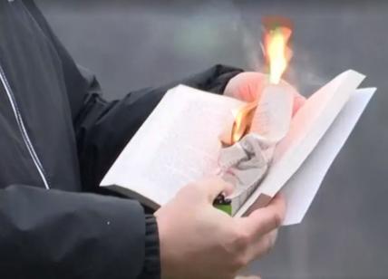 Nato, l’ok della polizia svedese a bruciare un Corano di fronte a una Moschea