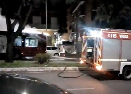 Roma, un autobus dell'Atac prende fuoco a Monteverde. Il video su Twitter