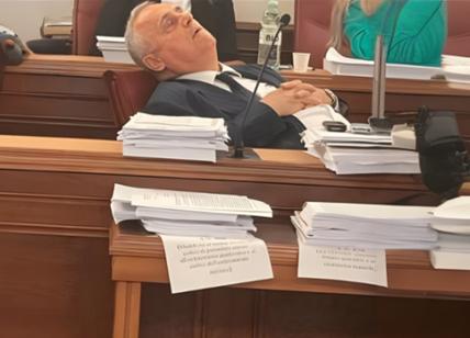 Lotito non perde il "vizietto" e dorme in Commissione. FOTO