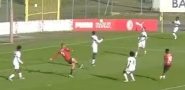 Milan-Psg, il gol spettacolare in rovesciata di Camarda nella Youth League Milan-Psg, il gol spettacolare in rovesciata di Camarda nella Youth League