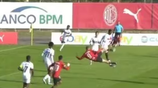 Milan-Psg, il gol spettacolare in rovesciata di Camarda nella Youth League Milan-Psg, il gol spettacolare in rovesciata di Camarda nella Youth League