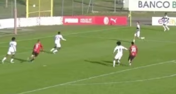 Milan-Psg, il gol spettacolare in rovesciata di Camarda nella Youth League Milan-Psg, il gol spettacolare in rovesciata di Camarda nella Youth League
