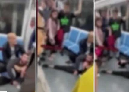 Caos metro Roma, aggredisce una turista scambiandola per borseggiatrice. Il marito reagisce