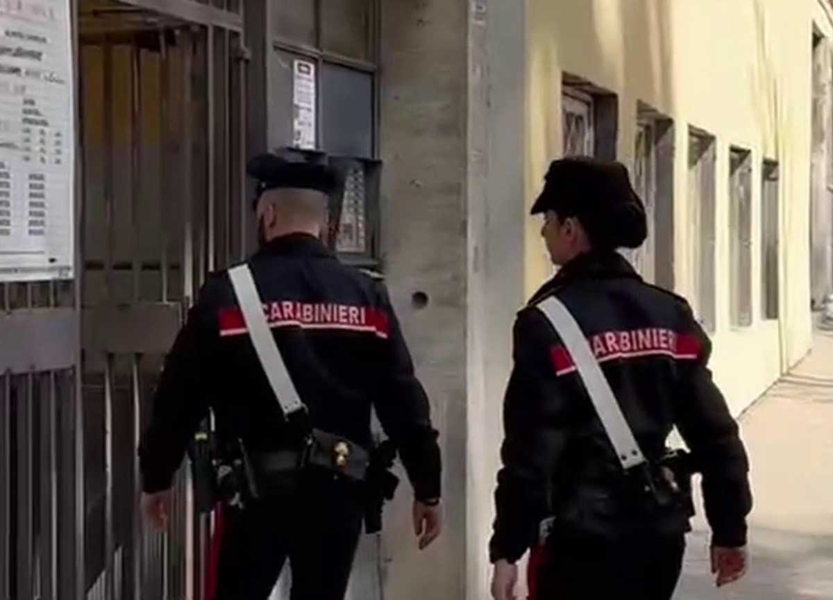 I Carabinieri durante il blitz