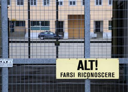 Rivolta nel carcere di Avellino, agenti aggrediti con l'olio bollente: feriti