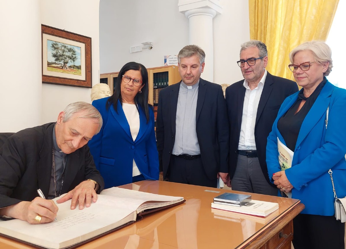 Cardinale Zuppi con sindaco Silvana Errico, don Piero Calamo, Maurizio Bruno, Loredana Capone vice PD