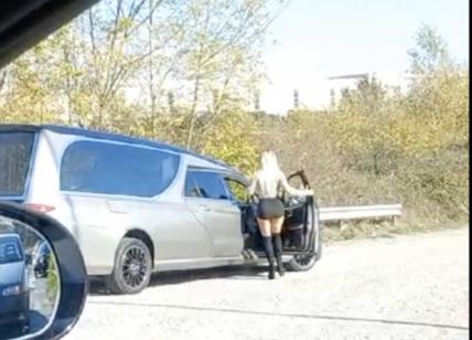 Via Salaria: sale una prostituta sul carro funebre. Commento: “Che classe”