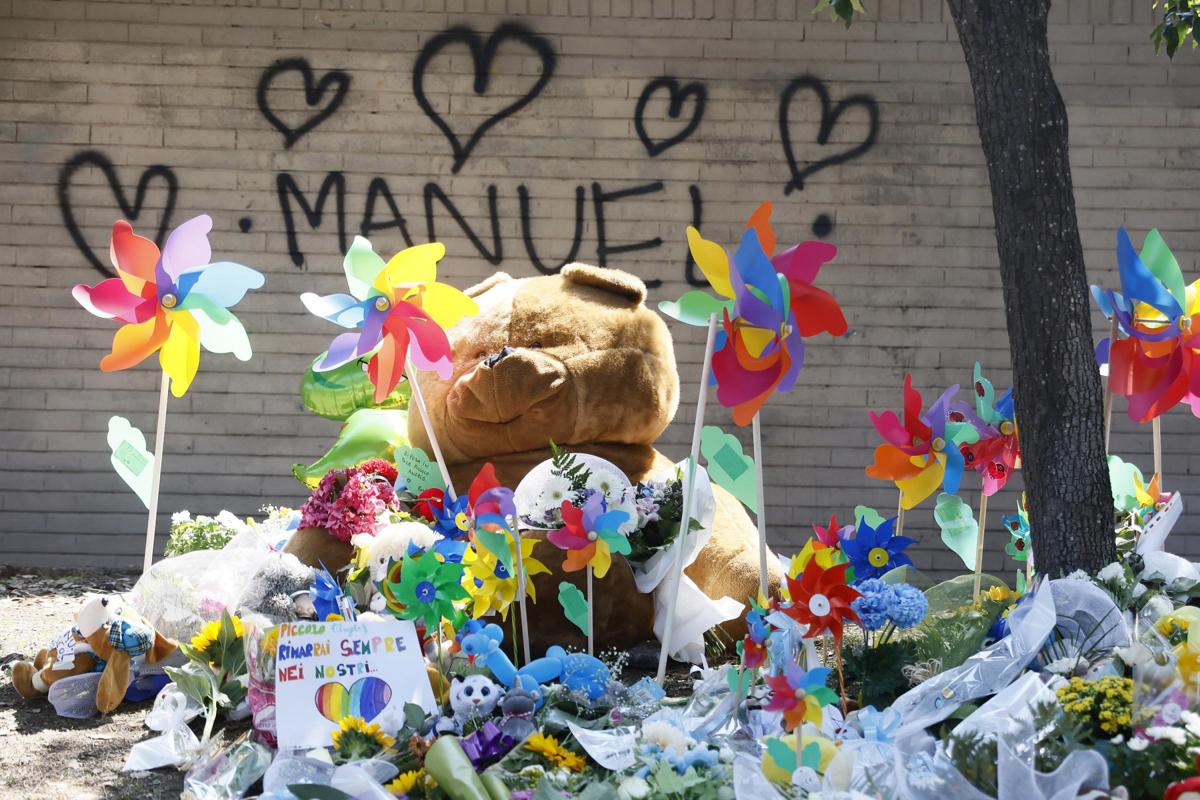 Incidente di Casal Palocco: fiori e doni per il piccolo Manuel vicino al luogo dell’impatto (foto Lapresse) Incidente di Casal Palocco: fiori e doni per il piccolo Manuel vicino al luogo dell’impatto (foto Lapresse)