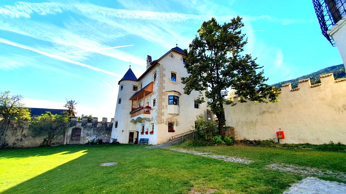 Vista di Castel Velturno dall'esterno