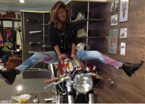 Belén a gambe aperte sulla moto La foto fa impazzire i fan del web