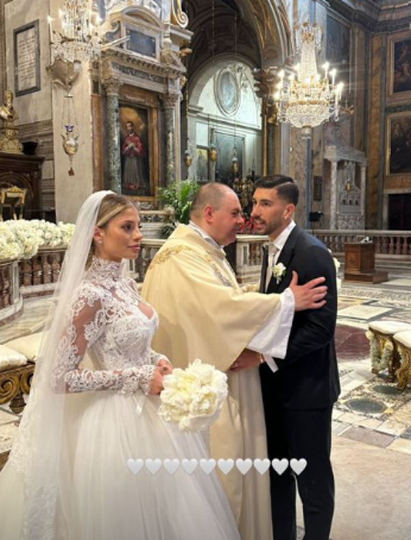 Il matrimonio tra Chiara Nasti e Mattia Zaccagni (Instagram di Angela Nasti, angelanastiofficial) Il matrimonio tra Chiara Nasti e Mattia Zaccagni (Instagram di Angela Nasti, angelanastiofficial)