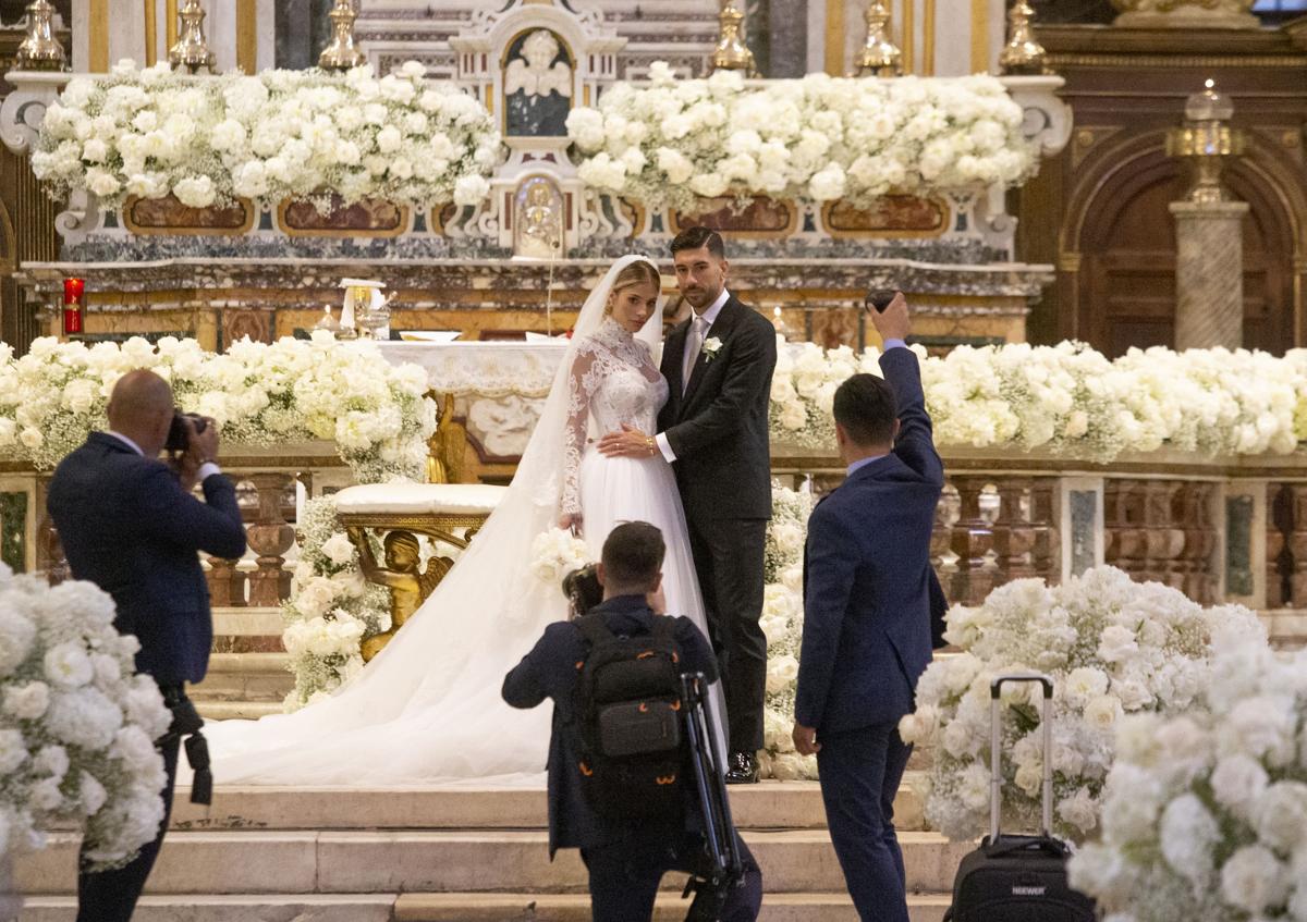 Il matrimonio tra Chiara Nasti e Mattia Zaccagni (foto Ipa) Il matrimonio tra Chiara Nasti e Mattia Zaccagni (foto Ipa)