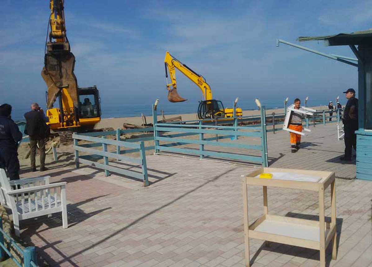 Cervia, donna travolta da una ruspa in spiaggia. Rilasciato l Cervia, donna travolta da una ruspa in spiaggia. Rilasciato l