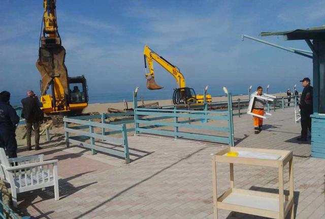 Cervia, tragedia in spiaggia: donna travolta e uccisa da una ruspa sotto gli occhi dei bagnanti