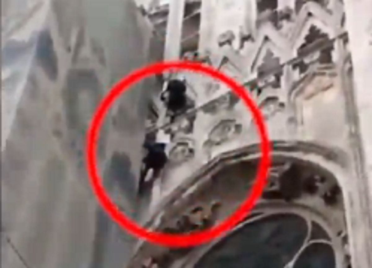 Milano: due climber scalano la guglia della Madonnina Milano: due climber scalano la guglia della Madonnina
