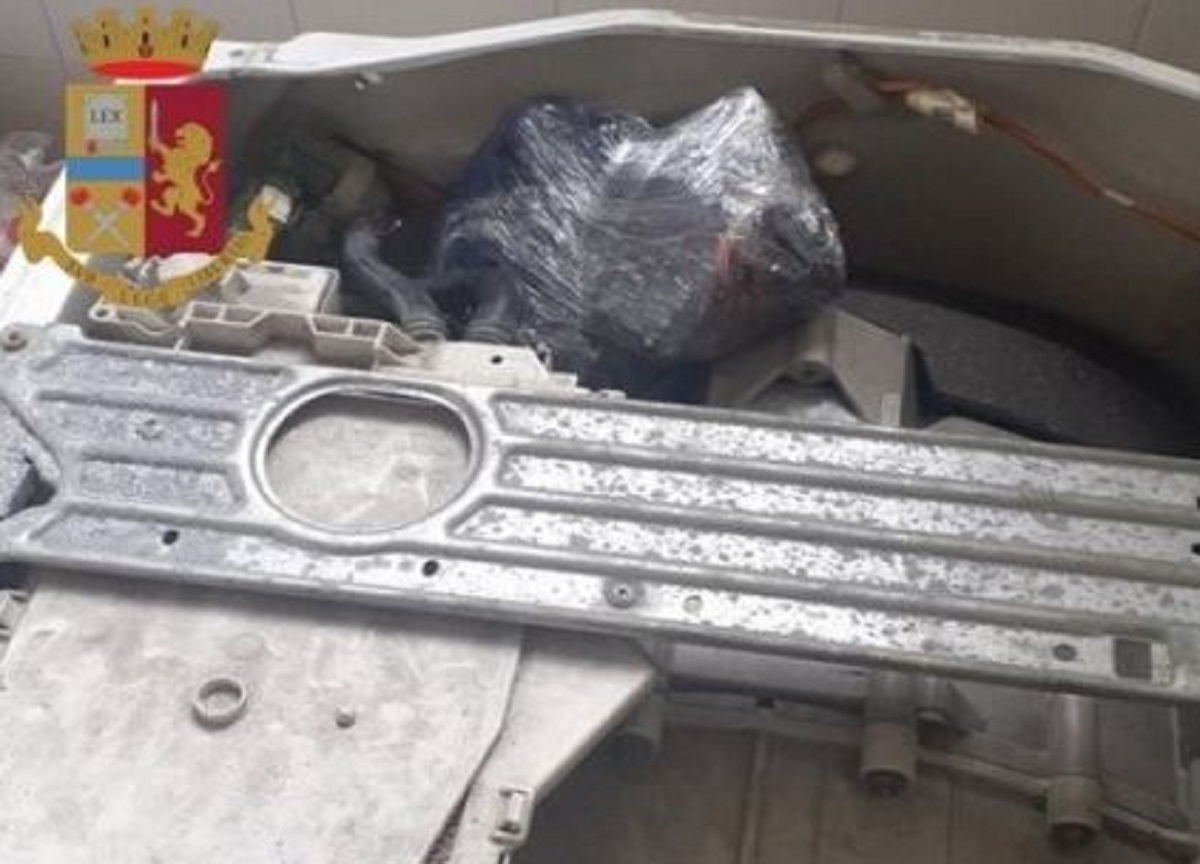 Milano: cocaina ed eroina nascoste nella lavatrice Milano: cocaina ed eroina nascoste nella lavatrice
