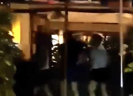 Colosseo, sesso di gruppo nel dehor di un ristorante chiuso di notte. Il video