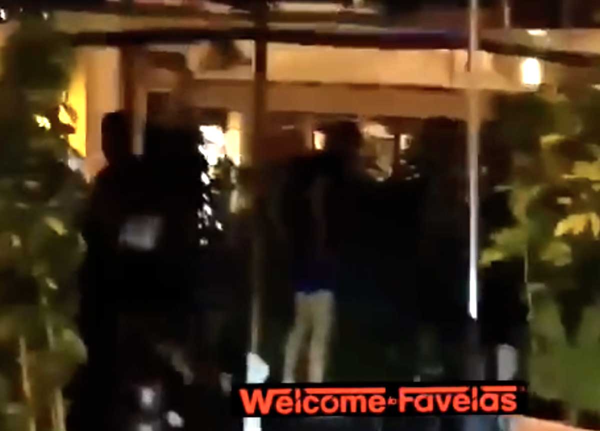 Colosseo, sesso di gruppo nel dehor Colosseo, sesso di gruppo nel dehor