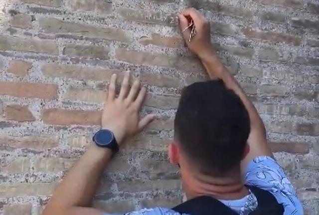 Roma, un turista sfregia con le chiavi una parete del Colosseo Roma, un turista sfregia con le chiavi una parete del Colosseo