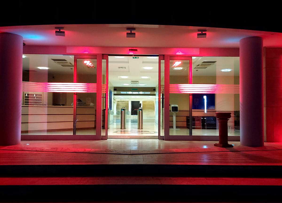 L'ingresso del Consiglio regionale del Lazio illuminato di rosso L'ingresso del Consiglio regionale del Lazio illuminato di rosso
