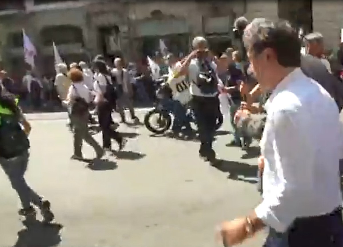 La corsa di Conte al corteo M5S