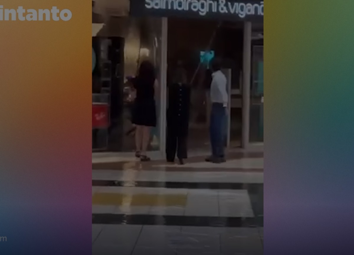 Nubifragio a Savona, crolla il soffitto in un centro commerciale: il video