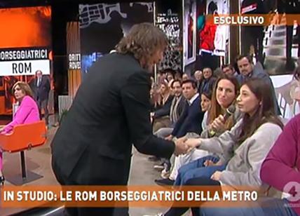 Dritto e Rovescio, Cruciani show bacia la mano della ladra: "Cambia vita"