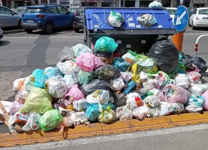 Roma sommersa dai rifiuti. “Servono azioni immediate”. Ama noleggia i camion