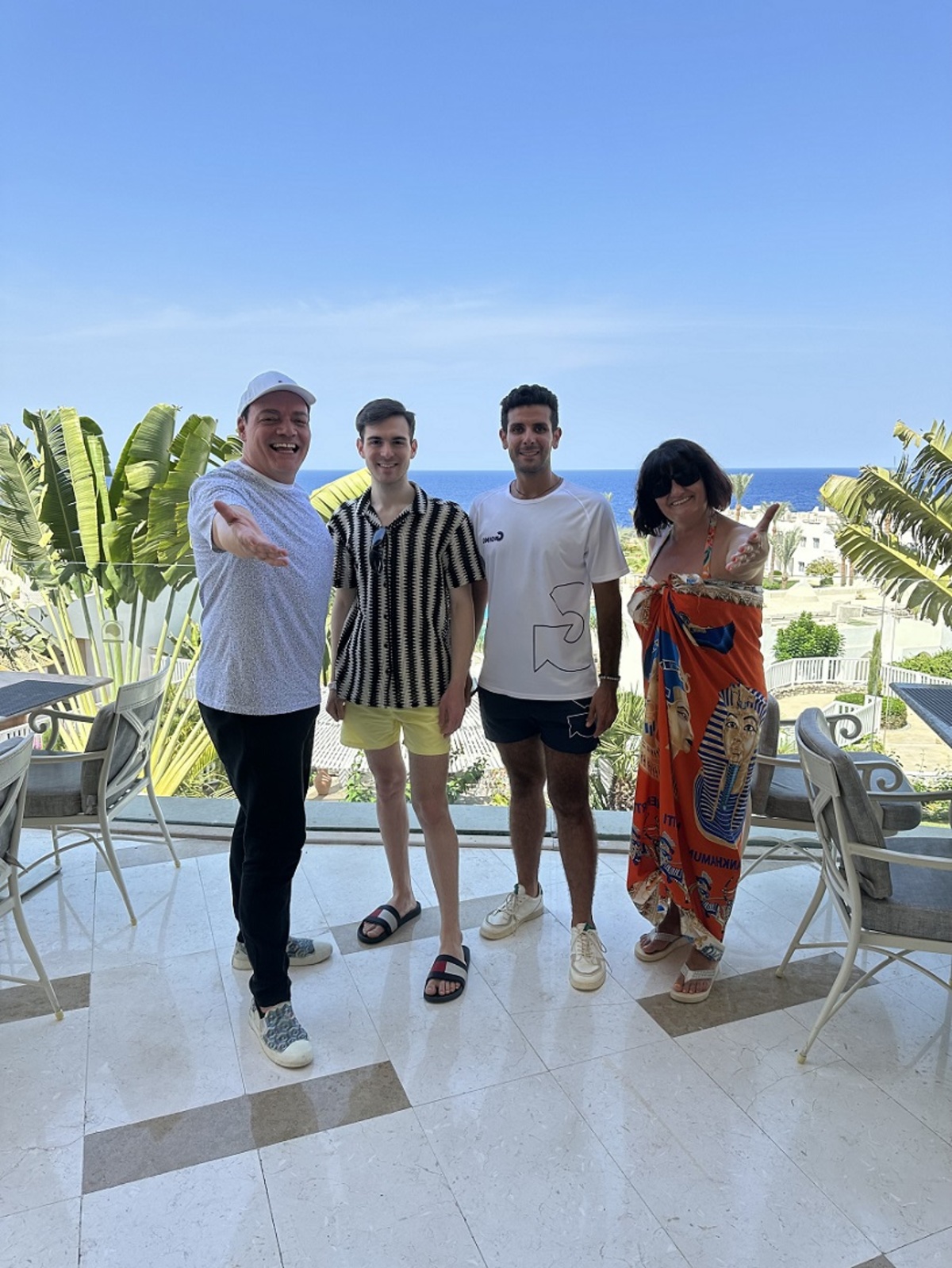Da sin. Igor Righetti, l'influencer Lorenzo Castelluccio, il referente Going a Sharm e la fotografa Carla Pagliai Da sin. Igor Righetti, l'influencer Lorenzo Castelluccio, il referente Going a Sharm e la fotografa Carla Pagliai