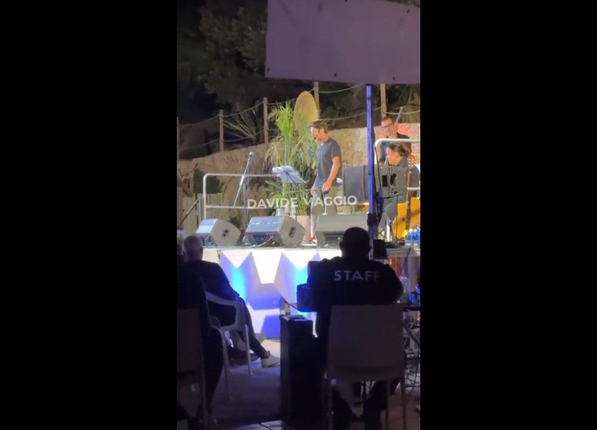 Il direttore del daytime Rai Angelo Mellone omaggia Cutugno cantando l'Italiano