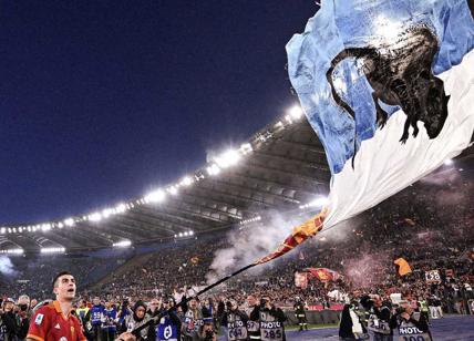 Roma-Lazio, Mancini e la bandiera col topo: al derby il video infiamma X