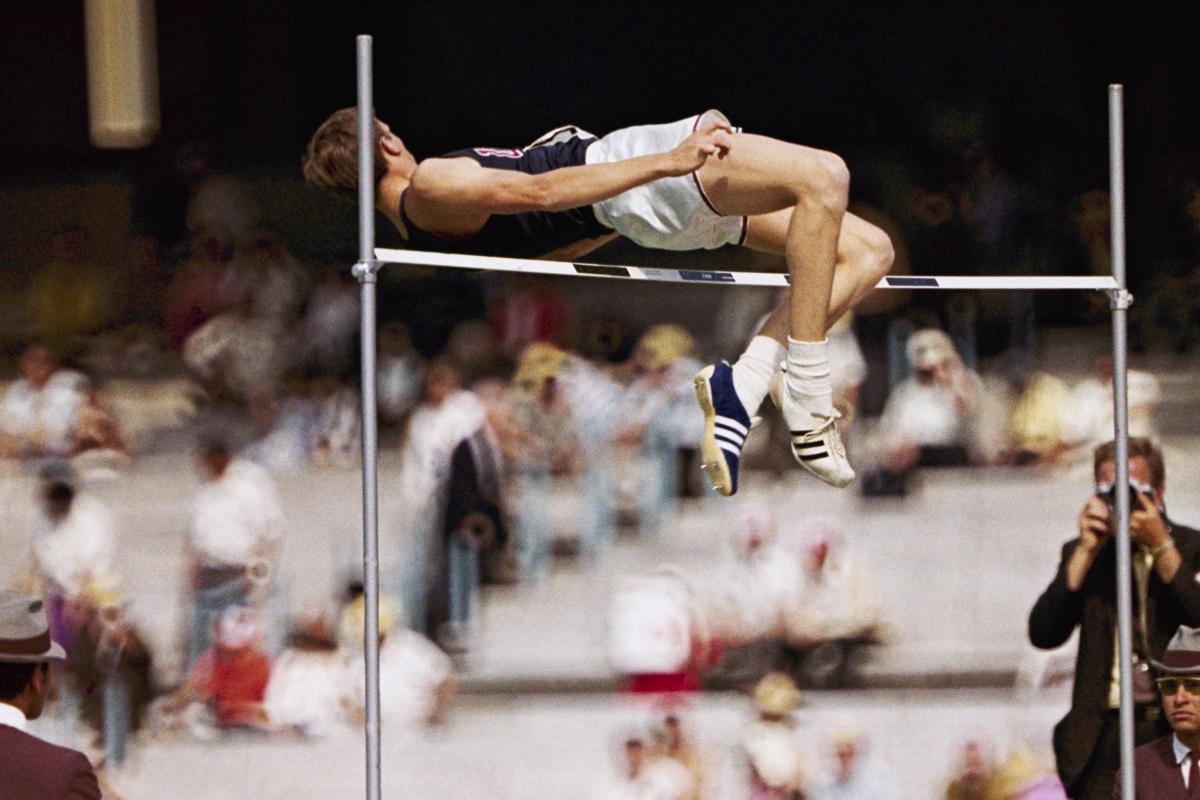Dick Fosbury - Campione olimpico di salto in alto a Messico '68: inventò lo stile Fosbury, ossia la tecnica — universalmente impiegata — con cui l'atleta scavalca l'asticella rovesciando il corpo all'indietro e cadendo sulla schiena (foto Lapresse) Dick Fosbury - Campione olimpico di salto in alto a Messico '68: inventò lo stile Fosbury, ossia la tecnica — universalmente impiegata — con cui l'atleta scavalca l'asticella rovesciando il corpo all'indietro e cadendo sulla schiena (foto Lapresse)
