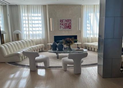 Ben 22 posti per 50 mila euro, il divano dei Ferragnez è un'opera d'arte