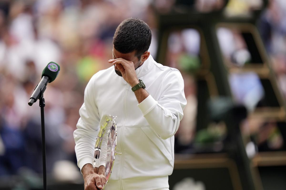 Novak Djokovic si commuove dopo la finale persa con Alcaraz a Wimbledon (foto Lapresse) Novak Djokovic si commuove dopo la finale persa con Alcaraz a Wimbledon (foto Lapresse)