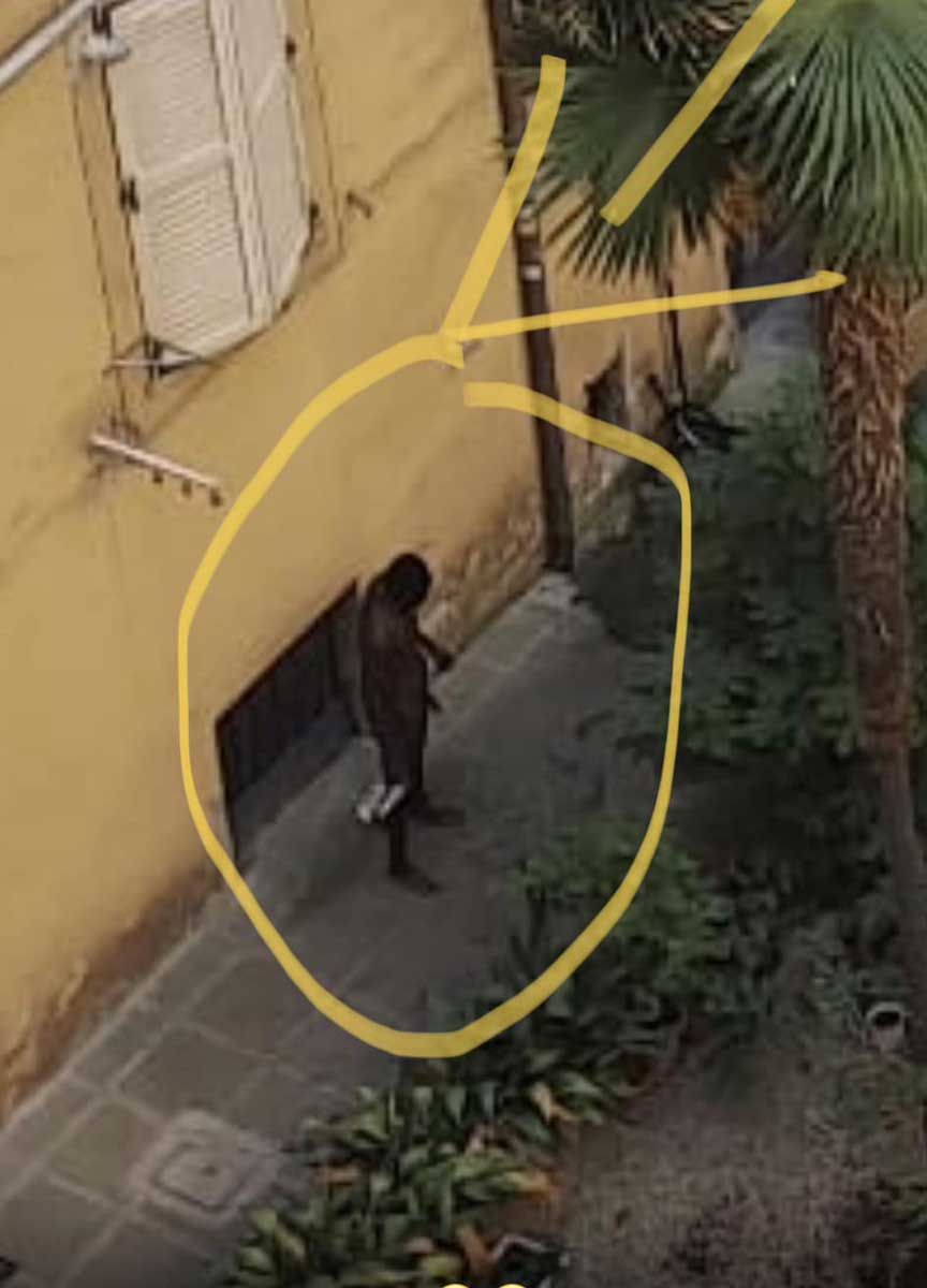 La doccia nudo in un palazzo all'Esquilino La doccia nudo in un palazzo all'Esquilino