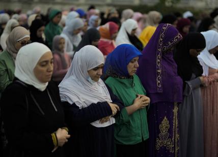 La Francia vieta l'abaya nelle scuole: bandita la tradizionale tunica islamica