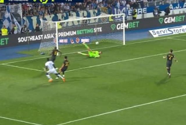 L'errore di Donnarumma nella vittoria 2-1 del Psg sull'Auxerre L'errore di Donnarumma nella vittoria 2-1 del Psg sull'Auxerre