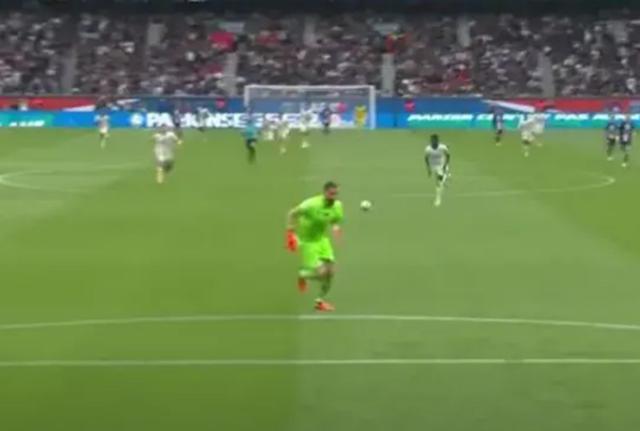 L'azione che porta il Lorient sul 3-1 contro il Psg L'azione che porta il Lorient sul 3-1 contro il Psg