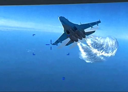 Usa, scontro tra drone e caccia russo. Il video della collisione sul Mar Nero