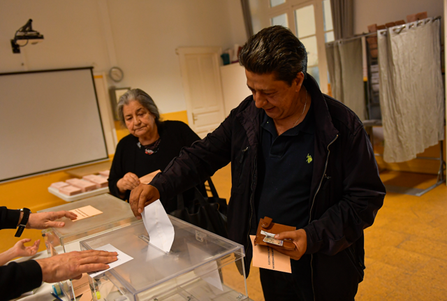 Elettori votano all elezioni in Spagna Elettori votano all elezioni in Spagna