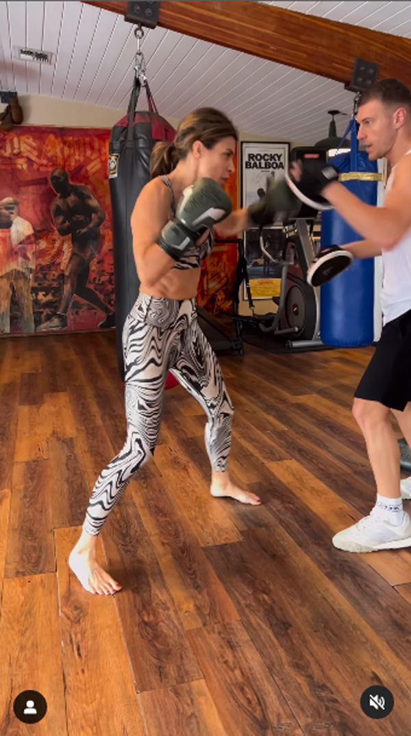 Elisabetta Canalis e la kickboxing, gli allenamenti dell'ex velina (littlecrumb_) Elisabetta Canalis e la kickboxing, gli allenamenti dell'ex velina (littlecrumb_)