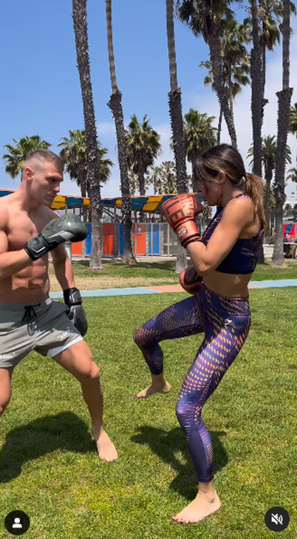 Elisabetta Canalis e la kickboxing, gli allenamenti dell'ex velina (littlecrumb_) Elisabetta Canalis e la kickboxing, gli allenamenti dell'ex velina (littlecrumb_)