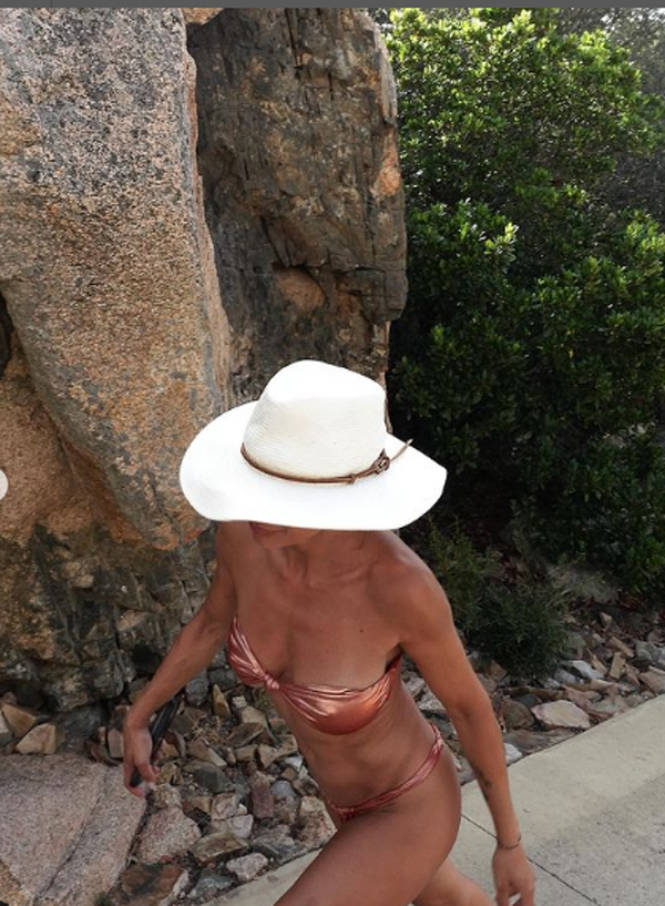 Elisabetta Canalis, bikini e relax in vacanza (Instagram littlecrumb_) Elisabetta Canalis, bikini e relax in vacanza (Instagram littlecrumb_)