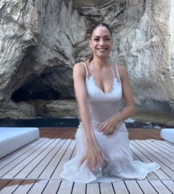 Elodie a Capri, spettacolo in barca al largo dei Faraglioni (Instagram elodie) Elodie a Capri, spettacolo in barca al largo dei Faraglioni (Instagram elodie)