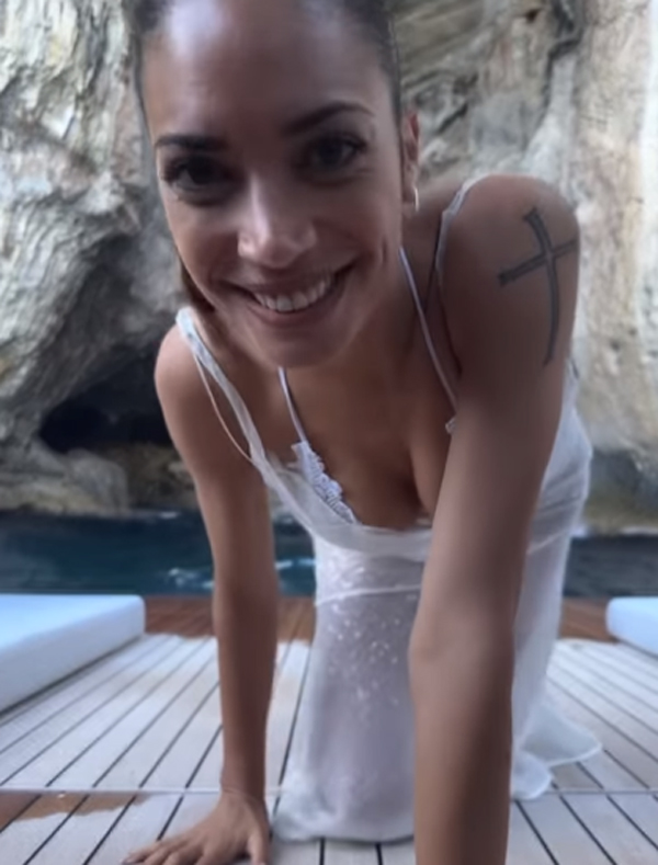 Elodie a Capri, spettacolo in barca al largo dei Faraglioni (Instagram elodie) Elodie a Capri, spettacolo in barca al largo dei Faraglioni (Instagram elodie)