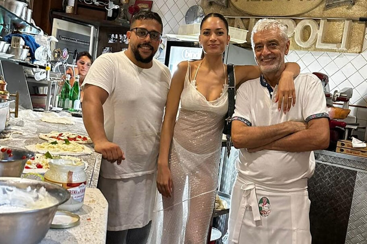 Elodie nella pizzeria Di Napoli a Fuorigrotta Elodie nella pizzeria Di Napoli a Fuorigrotta