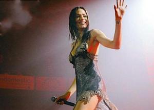 Elodie, sotto il vestito niente La nuova foto della cantante...