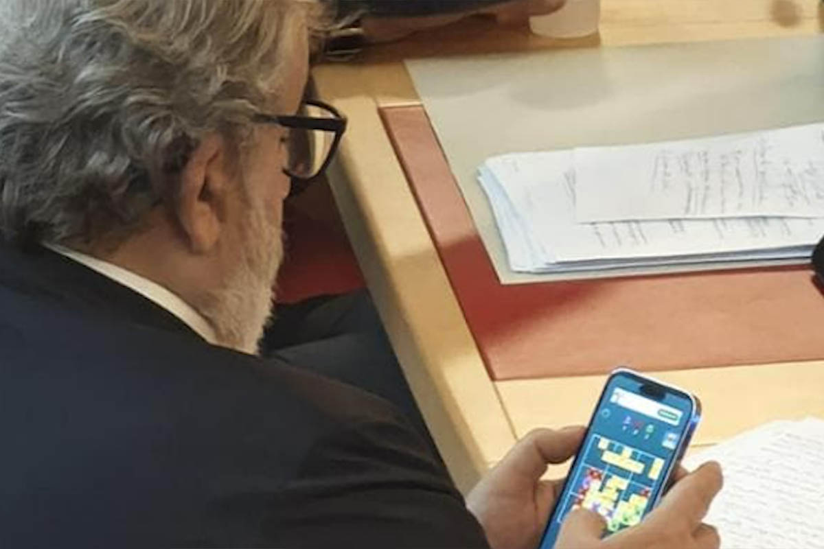 Emiliano gioca al telefono