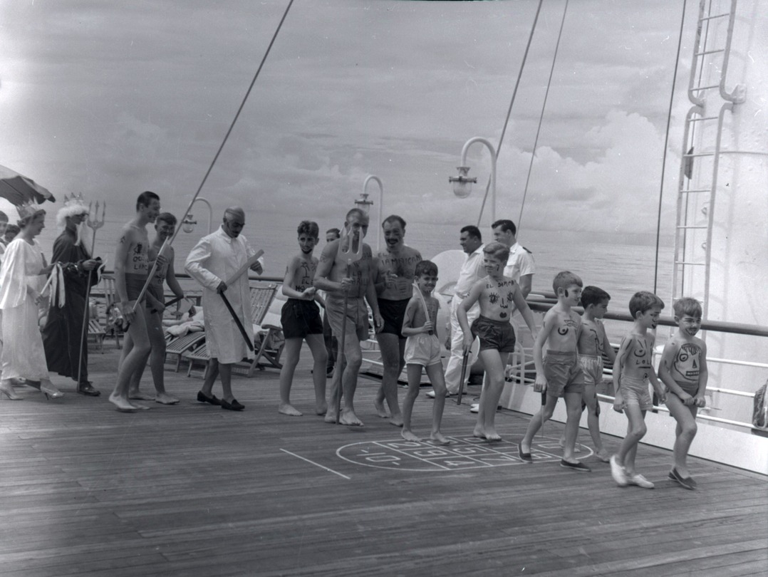 Passeggeri durante un_attività ricreativa a bordo della motonave Anna C, 1947-1971 Passeggeri durante un_attività ricreativa a bordo della motonave Anna C, 1947-1971